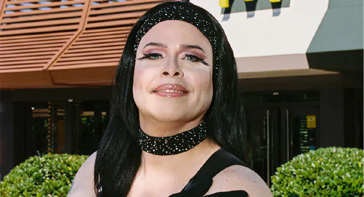 mujer con vestido negro