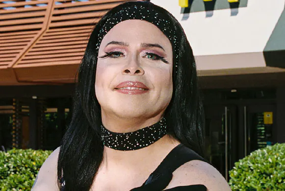 mujer con vestido negro