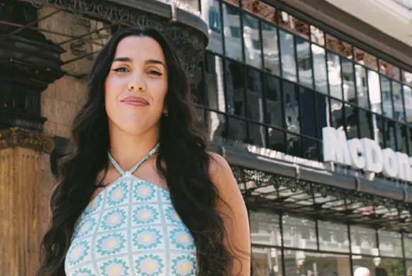 mujer con vestido azul en frente de edificio