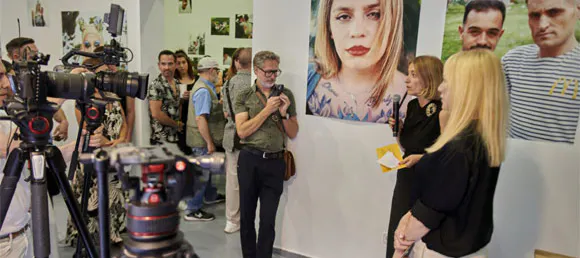 exposición fotográfica de empleados LGBTIQ+.