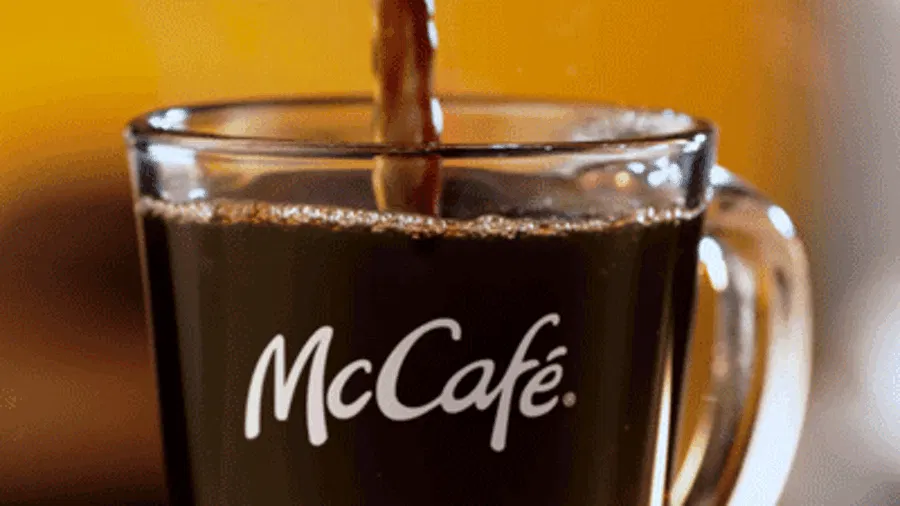 Es mostra un got que es va emplenant amb cafe i té el logotip de McCafé