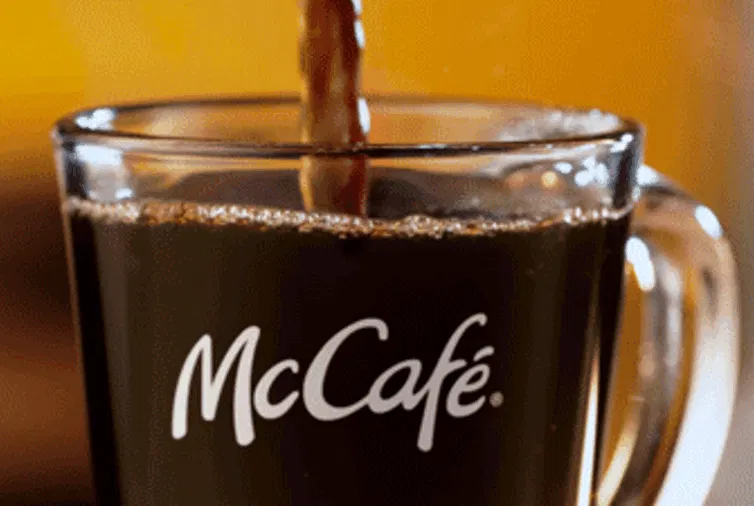Es mostra un got que es va emplenant amb cafe i té el logotip de McCafé