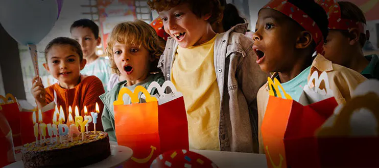 Grup de nens gaudint d´un menú McDonalds