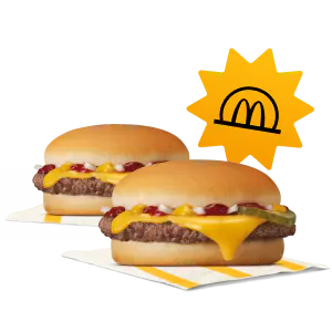 Dos hamburguesas una detrás de otra en fila, las dos sobre su servilleta de McDonalds y con un logo por encima de las dos de McDonalds en forma de estrella