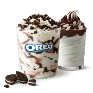 Dos gots amb postres d'Oreo