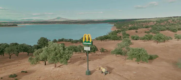 Llac ia la riba un estendard de McDonalds