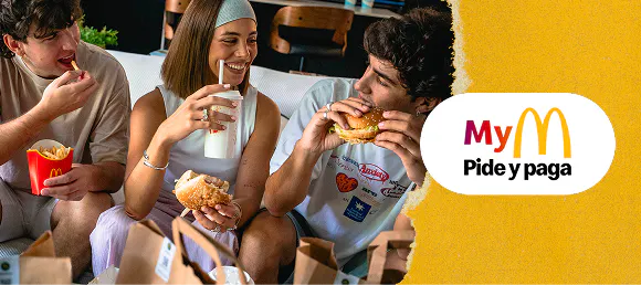 personas comiendo hamburguesas