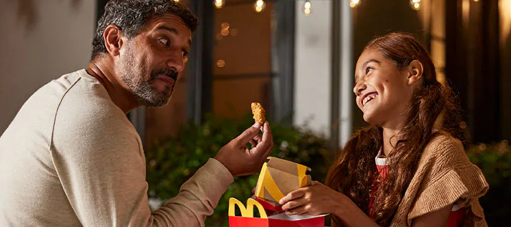 Familia McDonald's bazkariaz gozatzen