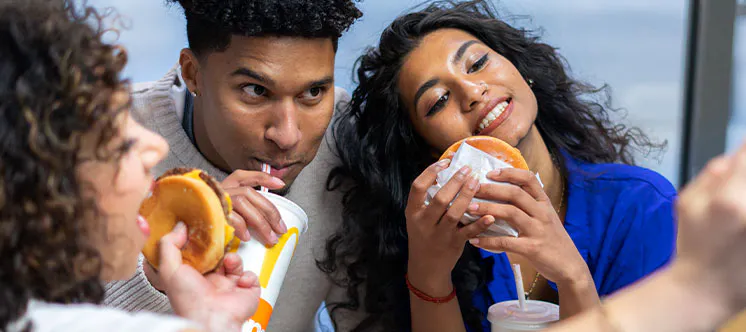 Alkandoradun gizona McDonald-eko langile bati irribarre egiten