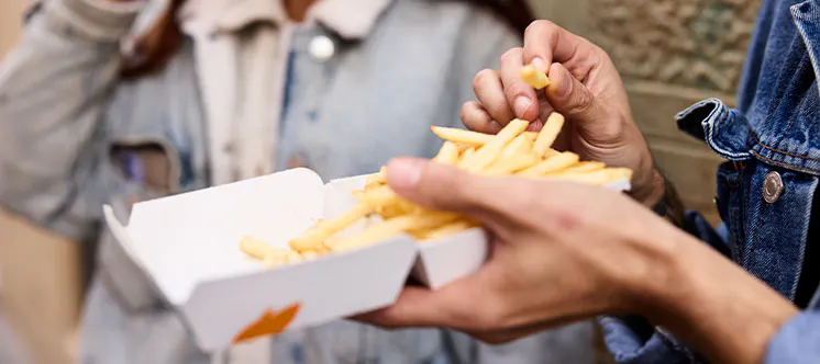 Bi pertsona McDonald's patata frijitu batzuez gozatzen