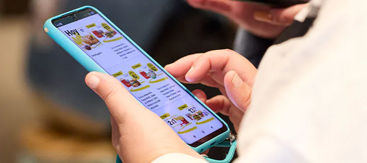 Telefono mugikor batekin elkarreragiten duen pertsona